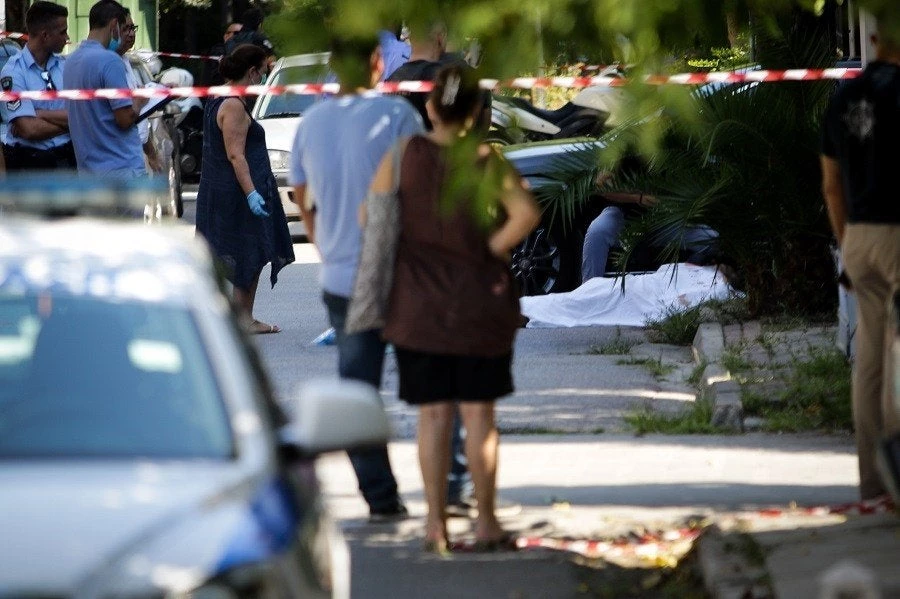 «Βγήκε από το αυτοκίνητο και έπεσε κάτω»: Πώς περιγράφει αυτόπτης μάρτυρας τη στιγμή της δολοφονίας του φαρμακοποιού στο Ψυχικό